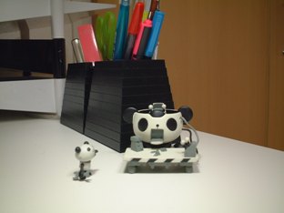 机の上のパンダ